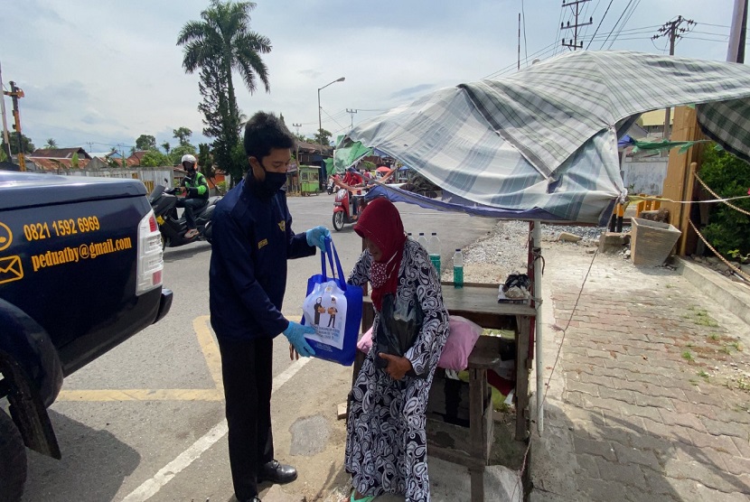  Bea Cukai secara serentak membagikan bantuan berupa paket sembako dan alat pelindung diri (APD) kepada masyarakat dan tenaga medis yang membutuhkan di seluruh wilayah di Indonesia. 