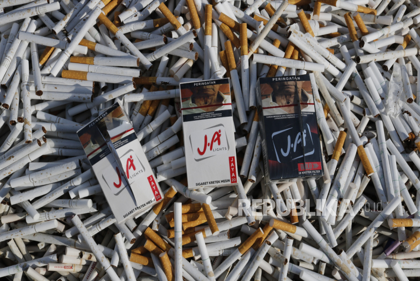 Bea Cukai Semarang kembali menegaskan komitmen dalam melindungi masyarakat melalui penindakan 1.920.000 batang rokok tanpa pita cukai di Rest Area KM 424 B Semarang. 