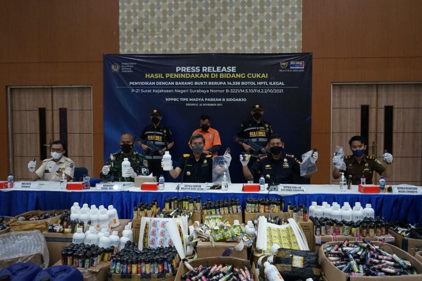 Bea Cukai Sidoarjo berhasil melakukan penindakan terhadap 14.338 botol rokok elektrik/vape ilegal berbagai merek yang tidak dilekati pita cukai pada tanggal 10 September 2021 di tempat produksi dan penyimpanan vape di Jalan Tales, Kelurahan Jagir dan Jalan Soponyono, Prapen, Kota Surabaya.