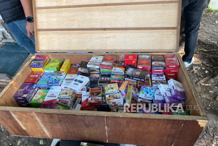 Bea Cukai Sidoarjo bersama Satuan Polisi Pamong Praja (Satpol PP) Kabupaten Sidoarjo mengamankan 19 ribu rokok polos atau rokok tanpa pita cukai.