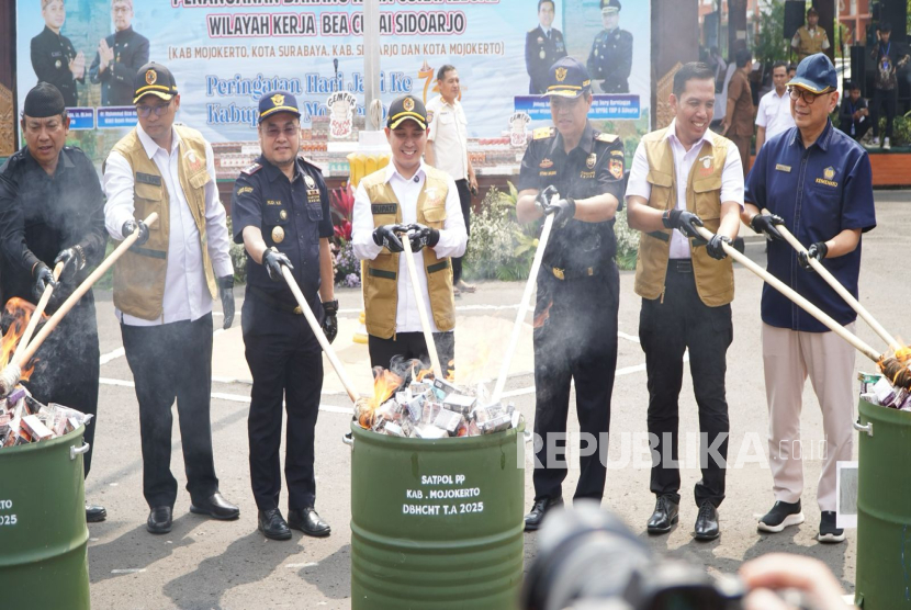 Bea Cukai Sidoarjo menggelar pemusnahan barang kena cukai (BKC) ilegal hasil penindakan periode Januari hingga April 2025, yang telah berstatus sebagai barang milik negara (BMN). 