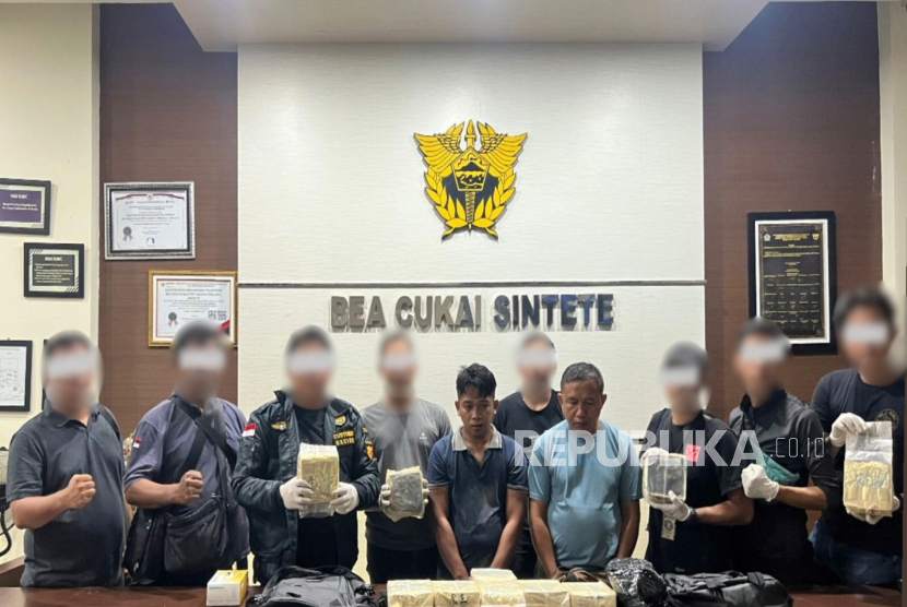 Bea Cukai Sintete bekerja sama dengan Badan Narkotika Nasional Provinsi (BNNP) Kalimantan Barat menggagalkan upaya penyelundupan 10 kilogram sabu-sabu pada Sabtu (12/02) di Kecamatan Galing, Kabupaten Sambas, Provinsi Kalimantan Barat.