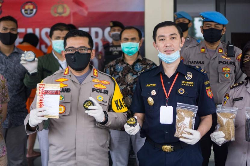 Bea Cukai Soekarno-Hatta bersama Polres Bogor, Kamis (9/7) malam berhasil menggagalkan penyelundupan tembakau gorila dan mengungkap produksi rumahan narkotika jenis tembakau sintetis yang dijual secara online.