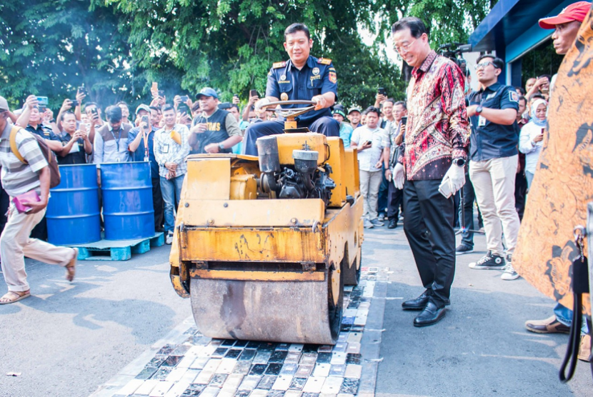 Bea Cukai Soekarno Hatta hancurkan ribuan smartphone.