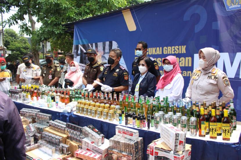 Bea Cukai Soekarno Hatta memusnahkan kosmetik impor Toko Bebas Bea yang kedaluwarsa.  