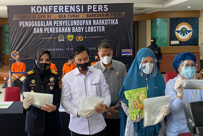 Bea Cukai Soekarno Hatta yang bersinergi dengan Badan Reserse Kriminal Kepolisian Republik Indonesia (Bareskrim Polri) berhasil menggagalkan penyelundupan narkotika melalui modus false concealment