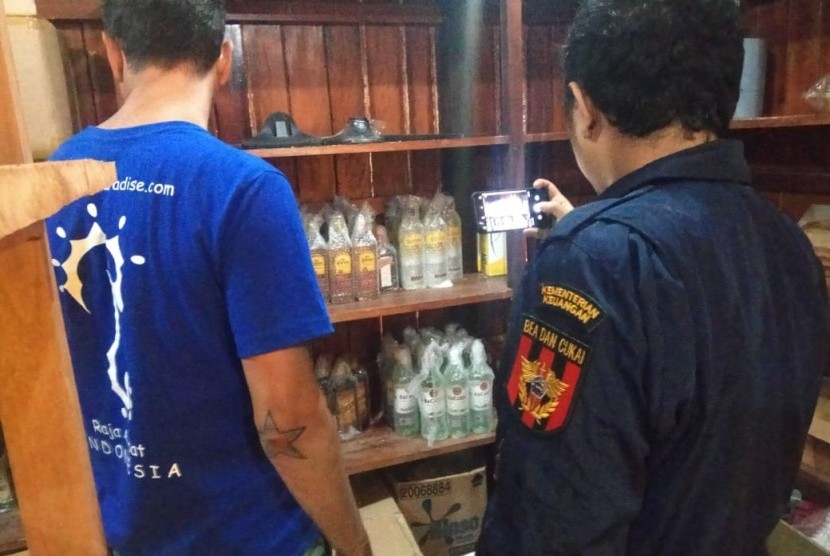 Bea Cukai Sorong melakukan penindakan dan penyegelan terhadap tempat penjualan minuman mengandung etil alkohol (MMEA) di Papua Paradise resort, Pulau Birie.