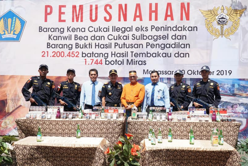 Bea Cukai Sulawesi Bagian Selatan adakan pemusnahan barang eks penindakan kepabeanan dan cukai berupa rokok ilegal dan minuman keras pada Rabu (30/10).