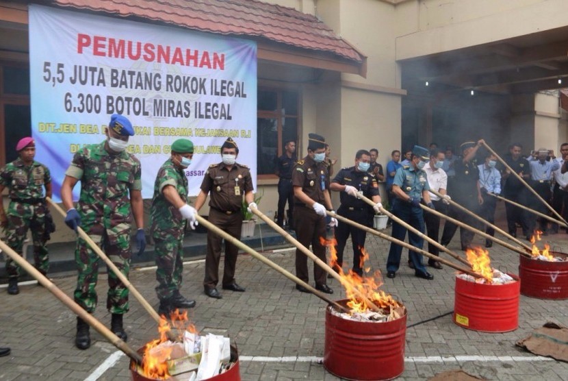 Bea Cukai Sulawesi musnahkan miras dan rokok ilegal, Rabu (24/5)