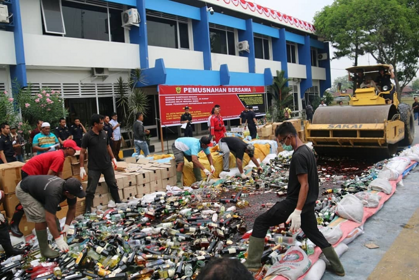 Bea Cukai Sumut memusnahkan miras dan pakaian bekas ilegal.