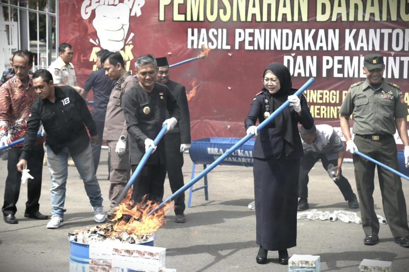 Bea Cukai Surakarta bersama Pemerintah Kabupaten Karanganyar dan Forum Komunikasi Pimpinan Daerah (Forkopimda) gelar pemusnahan barang yang menjadi milik negara (BMMN) di halaman pendopo Rumah Dinas Bupati Karanganyar, Kamis (29/8/2024).