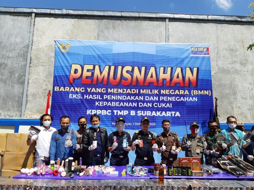 Bea Cukai Surakarta melakukan pemusnahan barang yang menjadi milik negara (BMN) di Kantor Bea Cukai Surakarta, di Colomadu, Kabupaten Karanganyar, Jawa Tengah, Kamis (1/10).
