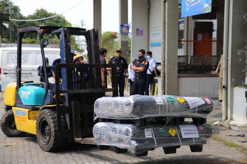 Bea Cukai Surakarta mengeluarkan barang berupa 200 tabung gas bantuan dari Singapura untuk Pemkot Solo di Terminal Kargo Bandara Adi Soemarmo, Kabupaten Boyolali, Jawa Tengah, Senin (19/7).