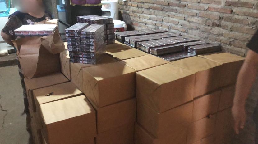 Bea Cukai Surakarta menindak lebih dari 400 ribu batang rokok ilegal di sebuah rumah di Kelurahan Pojok, Kecamatan Mojogedang, Kabupaten Karanganyar, Jawa Tengah.