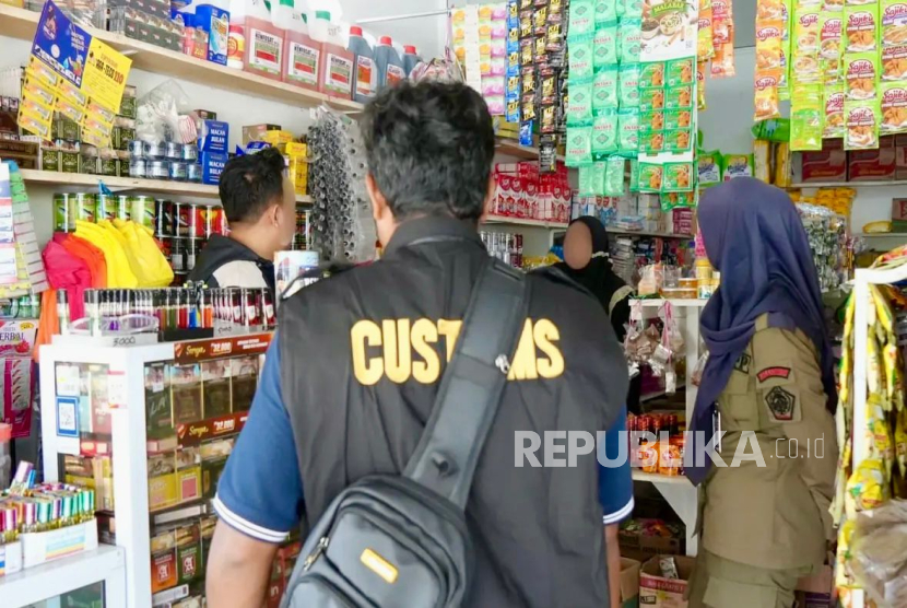 Bea Cukai Tanjung Balai Karimun bekerja sama dengan Satuan Polisi Pamong Praja (Satpol PP) Kabupaten Karimun melaksanakan Operasi Gurita pada 18-24 Agustus 2025.