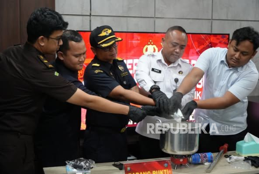 Bea Cukai Tanjung Balai Karimun dan Polres Karimun memusnahkan barang bukti narkotika di Ruang Satresnarkoba Polres Karimun. 