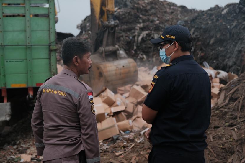 Bea Cukai Tanjung Emas bersama Balai Karantina Hewan, Ikan dan Tumbuhan (BKHIT) Jawa Tengah, PT Pelabuhan Indonesia, Terminal Peti Kemas Semarang (TPKS) dan PT Pelayaran Bintang Putih musnahkan 1.850 karton kepiting beku impor.