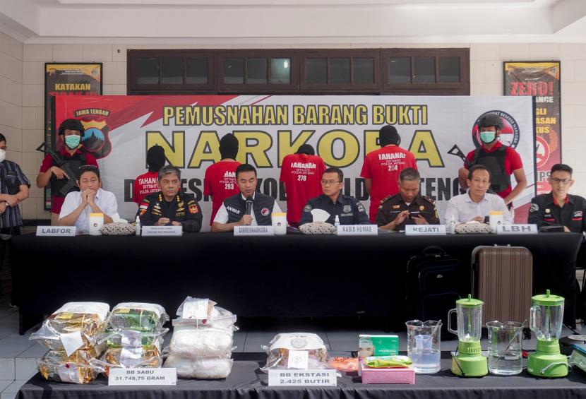 Bea Cukai Tanjung Emas dan Direktorat Reserse Narkoba Polda Jawa Tengah musnahkan barang bukti 12 kilogram narkotika golongan I jenis sabu-sabu dan ekstasi pada Rabu (23/10/2024) di Mako Ditresnarkoba, Semarang. 