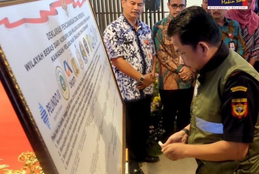 Bea Cukai Tanjung Emas melakukan deklarasi pencanangan Zona Integritas Wilayah Bebas Korupsi (WBK) dan Wilayah Birokrasi Bersih Melayani (WBBM) di Terminal Keberangkatan Penumpang Tanjung Emas, Jumat (26/7). 