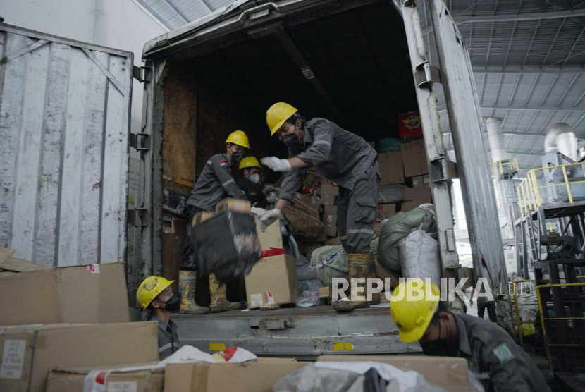 Bea Cukai Tanjung Emas memusnahkan barang tak layak edar yang terdiri atas berbagai produk menggunakan insenerator, Rabu (26/3/2025).