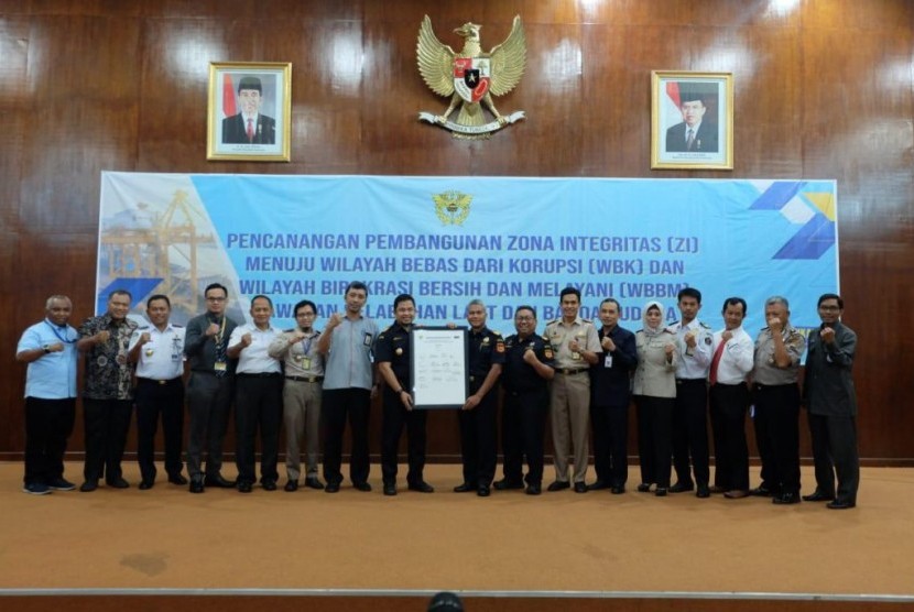  Bea Cukai Tanjung Emas mencanangkan Peogram Pembangunan Zona Integritas menuju Wilayah Bebas Korupsi (WBK) dan Wilayah Birokrasi Bersih dan Melayani (WBBM). 