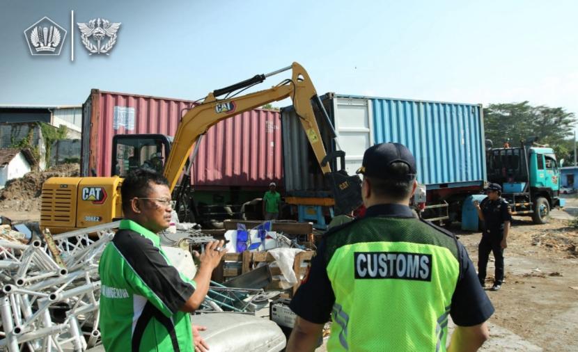 Bea Cukai Tanjung Perak kembali melaksanakan kegiatan rutin pemusnahan barang-barang yang menjadi milik negara (BMMN) dan barang tidak dikuasai (BTD) sebagai bentuk pelaksanaan implementasi dari pelaksanaan tugas pengawasan terhadap masyarakat.
