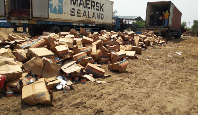 Bea Cukai Tanjung Perak melakukan pemusnahan atas barang yang dinyatakan sebagai barang yang dinyatakan tidak dikuasai (BTD) dan barang milik negara (BMN) pada tanggal 7-8 September 2021. 