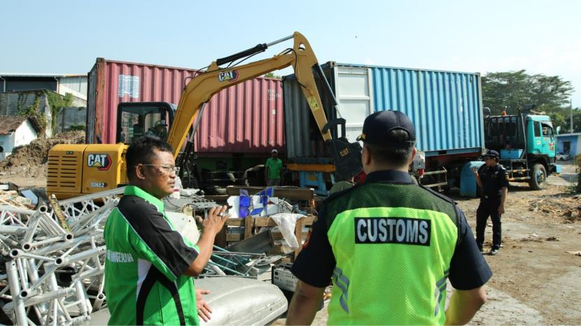 Bea Cukai Tanjung Perak melakukan pemusnahan barang impor ilegal.