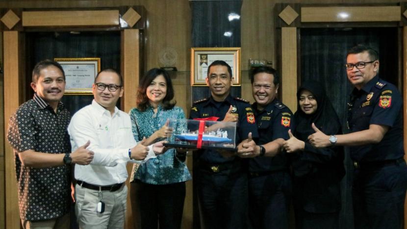 Bea Cukai Tanjung Perak menerima penghargaan dari BP Berau Ltd atas kepuasan pe