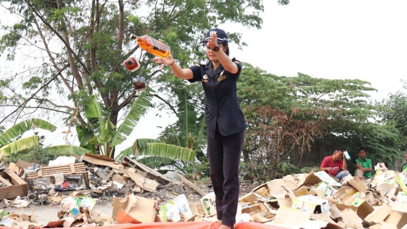 Bea Cukai Tanjung Perak musnahkan puluhan ribu botol miras ilegal.