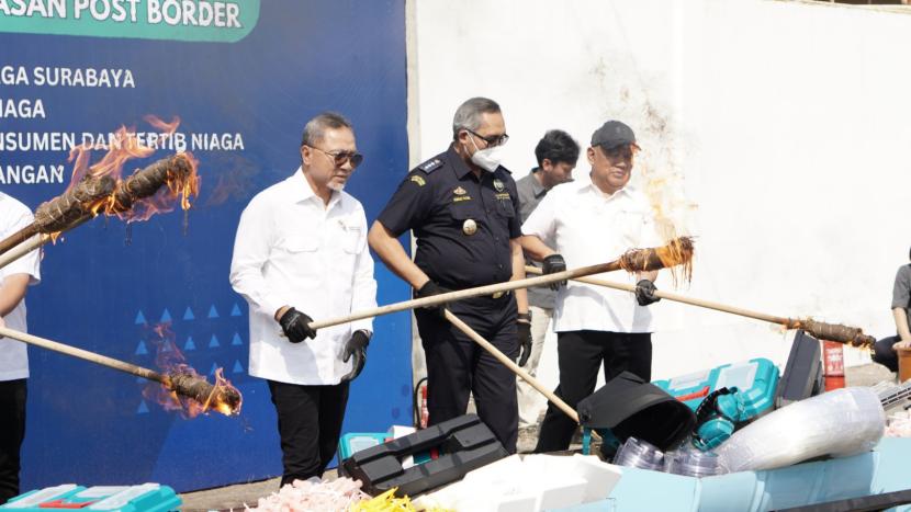 Bea Cukai Tanjung Perak turut hadir dalam kegiatan ekspose dan pemusnahan temuan hasil pengawasan post border yang dilakukan oleh Balai Pengawasan Tertib Niaga Surabaya, Kementerian Perdagangan, di Komplek Pergudangan Surya Terang, Sidoarjo.