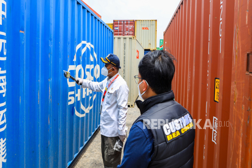 Bea Cukai Tanjung Priok bersama Badan Pengawas Tenaga Nuklir (BAPETEN) mengawasi proses pemeriksaan kontainer terindikasi mengandung bahan radioaktif serta reekspor ke negara asal di TPS PT Dharma Kartika Bhakti dan TPS Terminal 3 Pelabuhan Tanjung Priok, Ahad (21/9/2025).