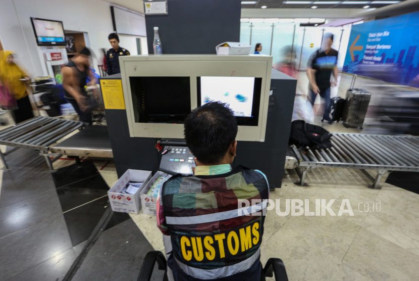 Bea Cukai Tanjungpinang mengamankan sejumlah mata uang asing yang tidak diberitahukan secara lisan maupun tertulis atas pembawaan uang tunai oleh penumpang asal Singapura.