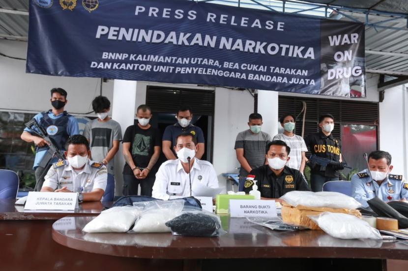 Bea Cukai Tarakan bersama dengan BNNP Kalimantan Utara, dan Unit Penyelenggara Bandara Juwata telah bersinergi dan melakukan penindakan atas 4,9 kilogram (kg) narkotika pada dua kejadian waktu dan tempat.