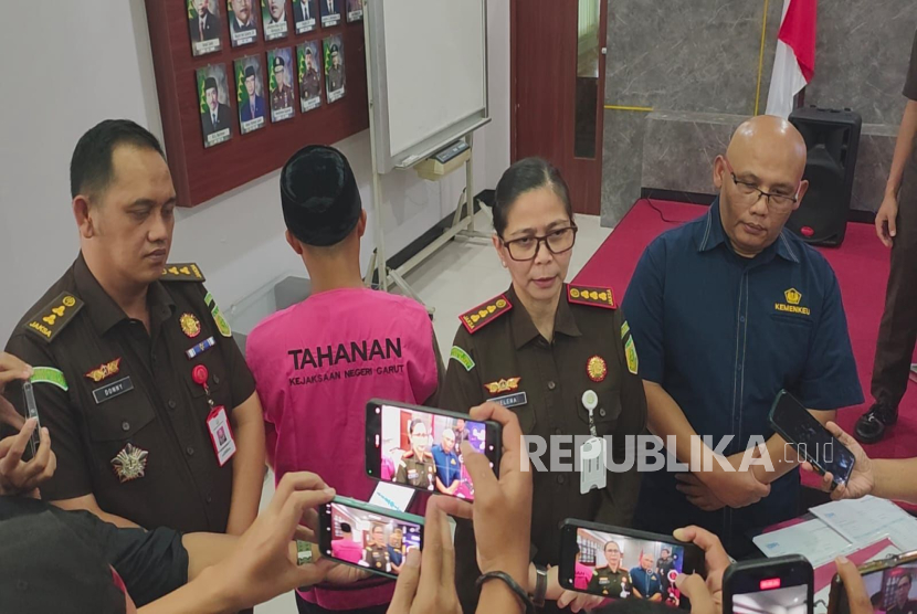 Bea Cukai Tasikmalaya resmi menyerahkan tersangka berinisial TR beserta barang bukti kasus peredaran rokok ilegal kepada Kejaksaan Negeri Garut pada Senin (14/4/2025). 
