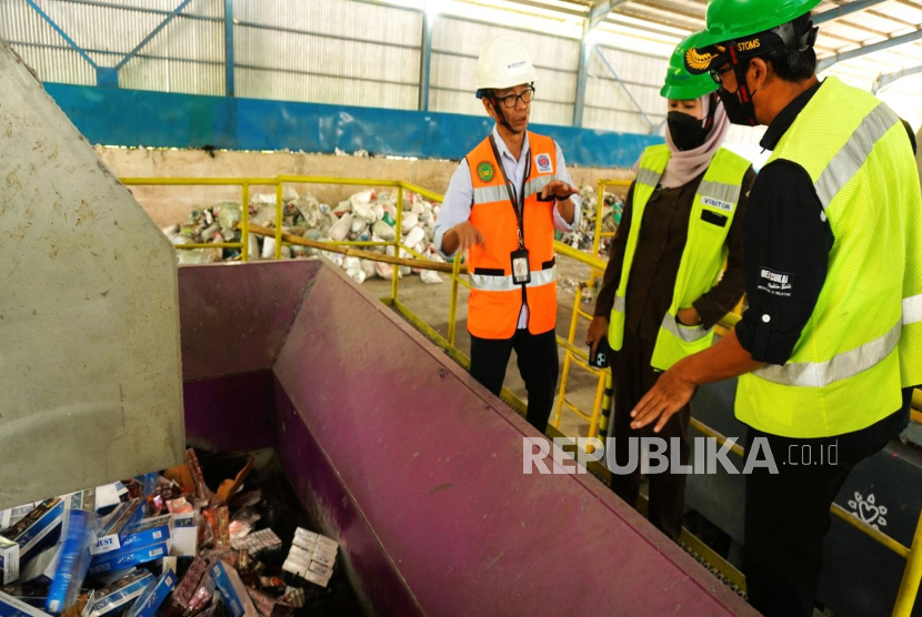 Bea Cukai Tegal dan Kejari Batang memusnahkan rokok ilegal di area pabrik Indocement, Cirebon, Jawa Barat, Selasa (22/4/2025). Nilai barang yang dimusnahkan mencapai Rp 9,9 miliar. 