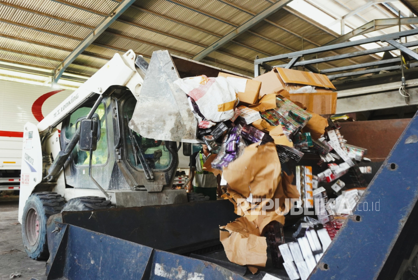 Operasi Tegas di Wilayah Pantura, Bea Cukai Tegal Musnahkan 9 Juta Rokok Ilegal
