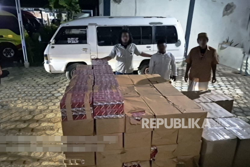Bea Cukai Tegal menindak 480 ribu batang rokok ilegal di ruas Jalan Tol Pemalang-Batang, Km 336 di Kabupaten Pekalongan, Jawa Tengah Kamis (31/7/2025).