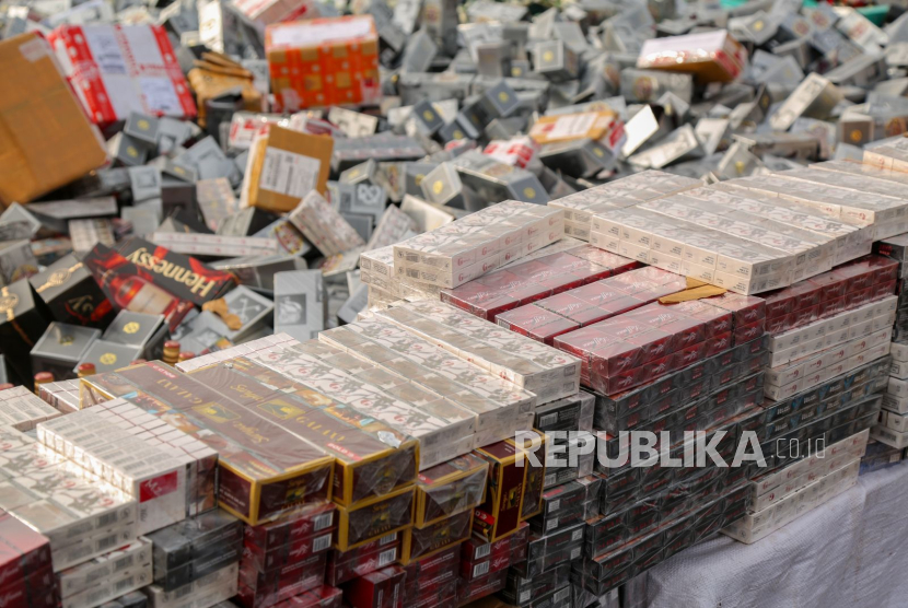 Bea Cukai Teluk Bayur menggelar pemusnahan barang hasil penindakan di bidang kepabeanan dan cukai yang telah berstatus sebagai barang yang menjadi milik negara (BMMN), pada Kamis (31/7/2025) di Wisma Indarung PT Semen Padang.