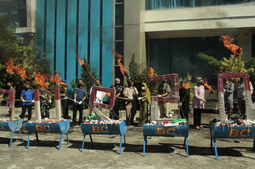 Bea Cukai Teluk Bayur musnakan rokok ilegal, minuman mengandung etil alkohol (MMEA) dan barang hasil penindakan lainnya pada Kamis, 11 Juli 2024.