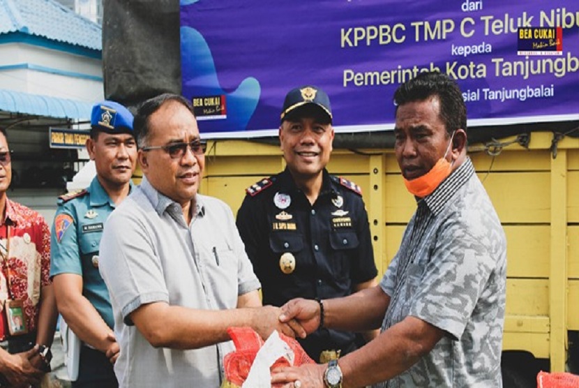 Bea Cukai Teluk Nibung menyerahterimakan 10 ton bawang bombay ke Pemerintah Kota Tanjungbalai