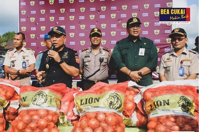 Bea Cukai Teluk Nibung tangkap penyelundup 10 ton bawang bombay.(Bea Cukai)