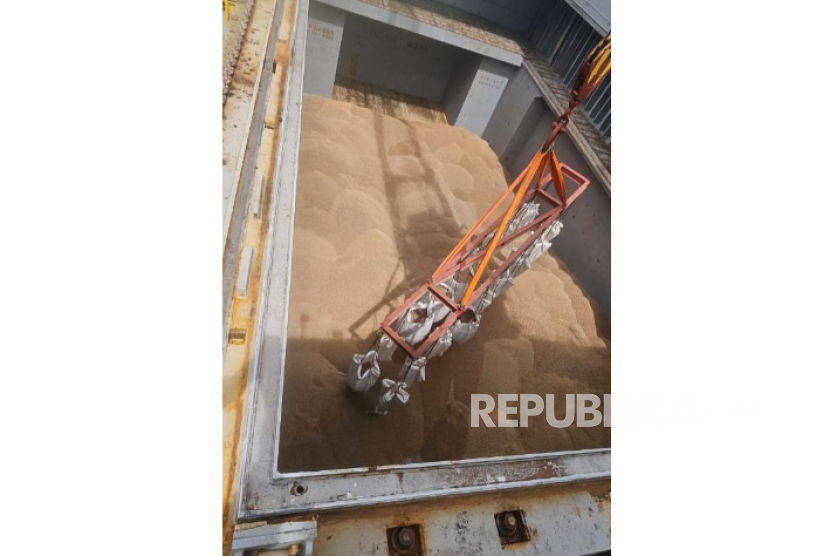 Bea Cukai Ternate memfasilitasi ekspor produk wood pellet bersertifikasi milik PT Mangole Timber Producers ke Jepang, Kamis (1/5/2025).  