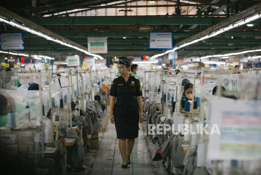 Bea Cukai tunjukkan komitmennya dalam memperkuat keamanan dan memperlancar arus perdagangan internasional melalui penyerahan Sertifikat Authorized Economic Operator (AEO) ke 23 perusahaan. 