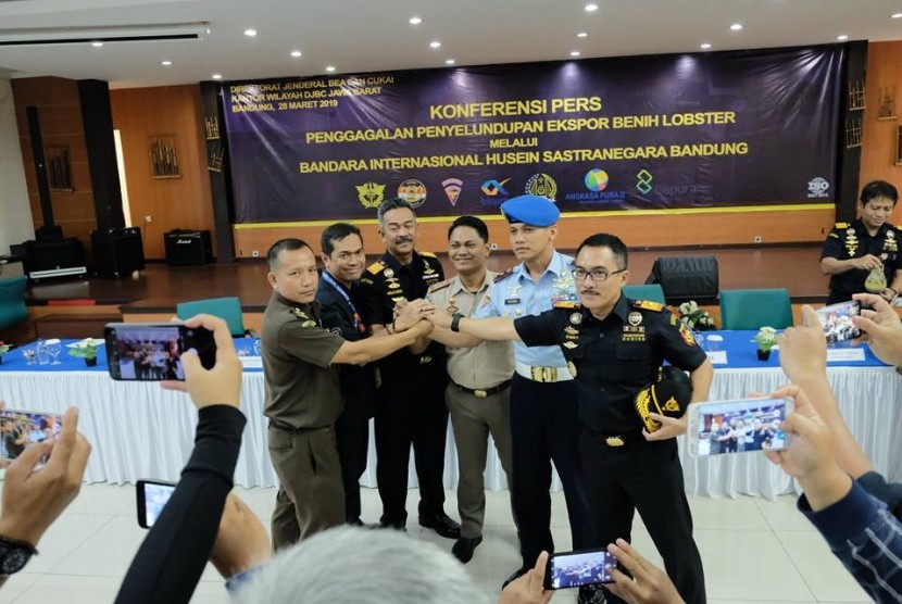 Bea Cukai Wilayah Jawa Barat dan Bea Cukai Bandung berhasil menggagalkan penyelundupan benih lobster melalui bandara internasional Husein Sastranegara Bandung pada hari Jumat (22/3).