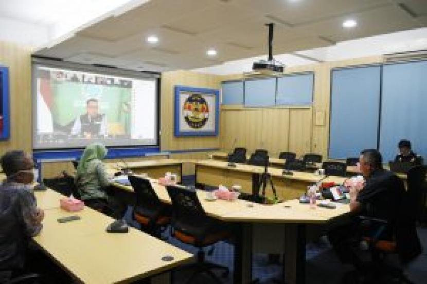  Bea Cukai Wilayah Jawa Barat menginisiasi kegiatan video conference bersama Gubernur Jawa Barat, Ridwan Kamil dan para pelaku usaha Industri untuk membahas permasalahan yang akan muncul saat pelaksanaan Pembatasan Sosial Berskala Besar (PSBB) Di wilayah Jawa Barat.  Acara yang diselenggarakan pada Selasa (21/04) ini diikuti oleh Pemerintah Provinsi Jawa Barat, Perwakilan Kementerian Keuangan Jawa Barat, Kantor Pusat Bea Cukai, perwakilan pengusaha AEO/MITA, dan pengurus asosiasi seperti: APKB, IEI, GPEI, API, APIKMI, EMINET, PUPUK, dan APEI.