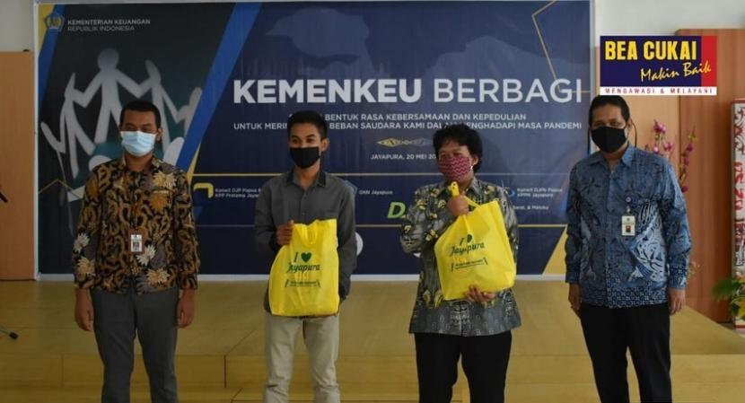 Bea Cukai Wilayah Kalimantan Bagian Selatan dan Bea Cukai Jayapura salurkan bantuan kepada tenaga medis dan yayasan sebagai bentuk nyata upaya meringankan beban masyarakat yang terdampak langsung terhadap pandemi Covid-19.