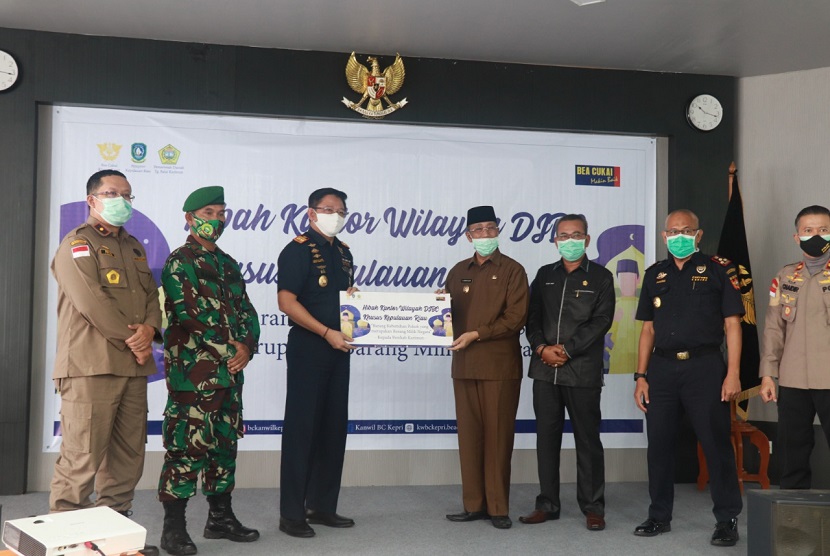 Bea Cukai Wilayah Kepulauan Riau bersama dengan Bea Cukai Tanjung Balai Karimun menghibahkan barang hasil penindakan kepada pemerintah provinsi Kepulauan Riau.
