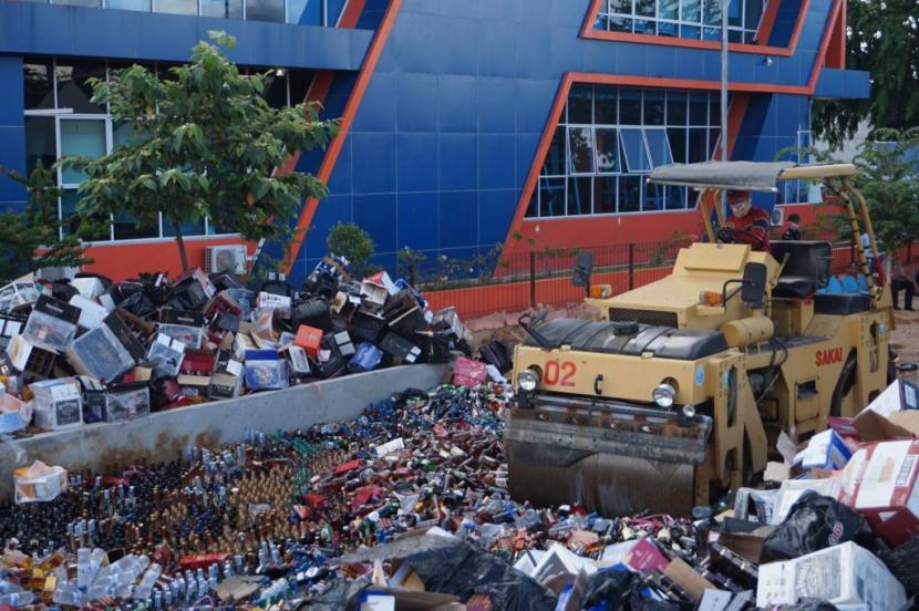 Bea Cukai Wilayah Khusus Kepulauan Riau memusnahkan barang hasil penindakan dan barang bukti penyidikan hasil penegakan hukum tahun 2018, 2019, dan 2020, Kamis (14/5).