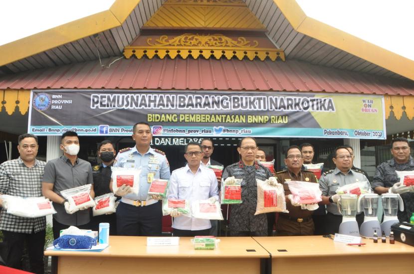 Bea Cukai Wilayah Riau berperan aktif dalam melindungi masyarakat dari peredaran barang ilegal. Sebagai bagian dari pelaksanaan tugas tersebut, Bea Cukai Wilayah Riau ikut terlibat dalam pemusnahan barang bukti narkotika yang diadakan oleh BNN Provinsi Riau pada Selasa (31/10/2023).